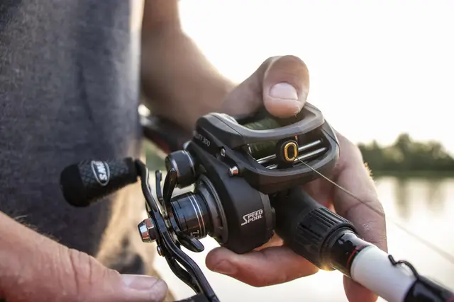 Lew's SuperDuty Baitcasting-Rolle 300 7.2:1 10.9kg 88.9cm Right