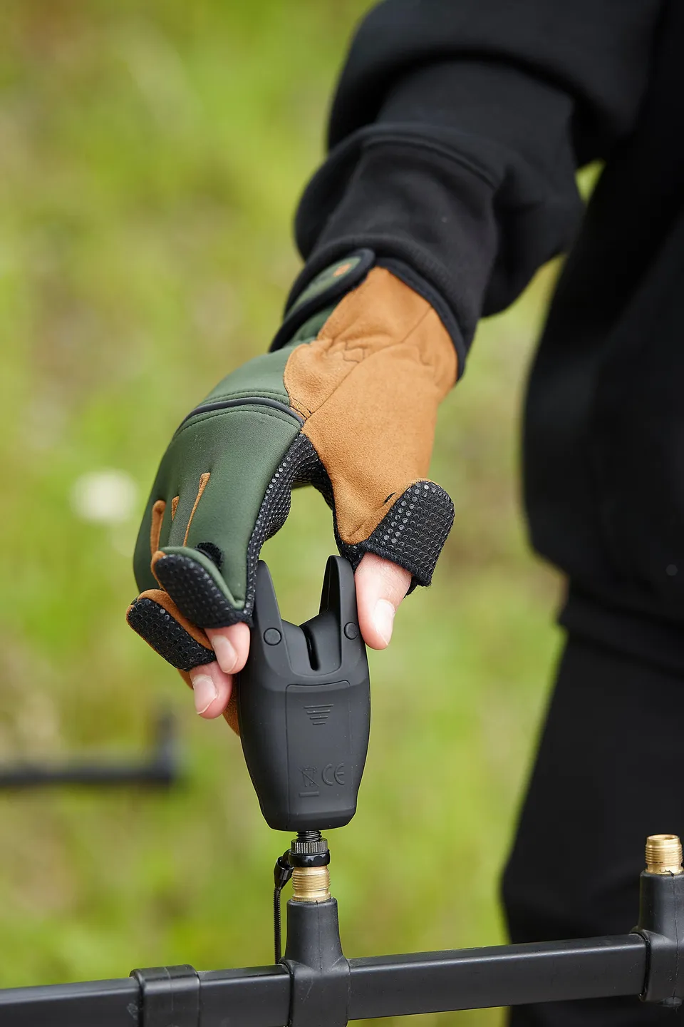 Prologic Neoprene Grip Gloves M fishing