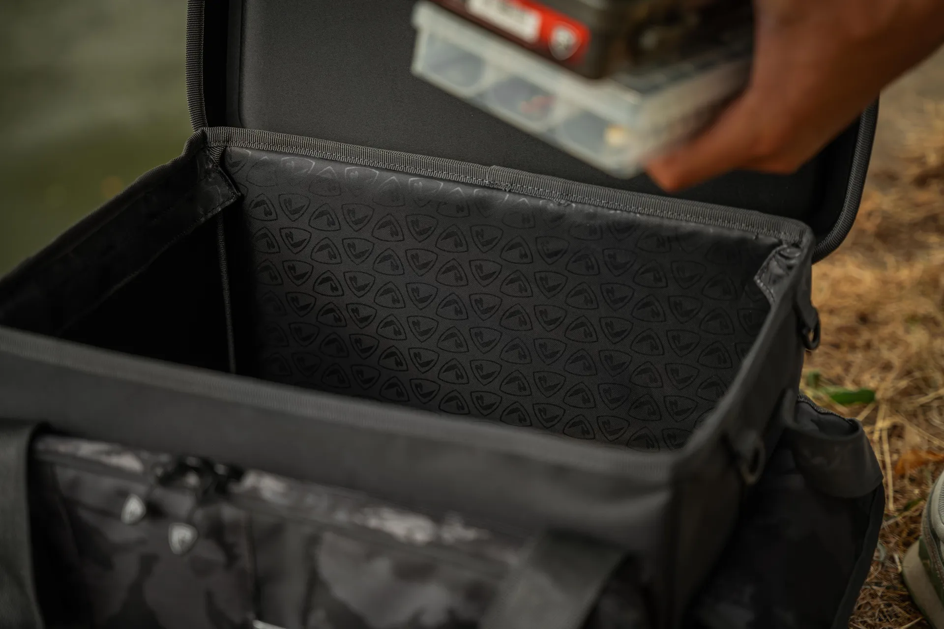 Fox Rage Camo Voyager Moulded XL 50x33x31cm Carryall