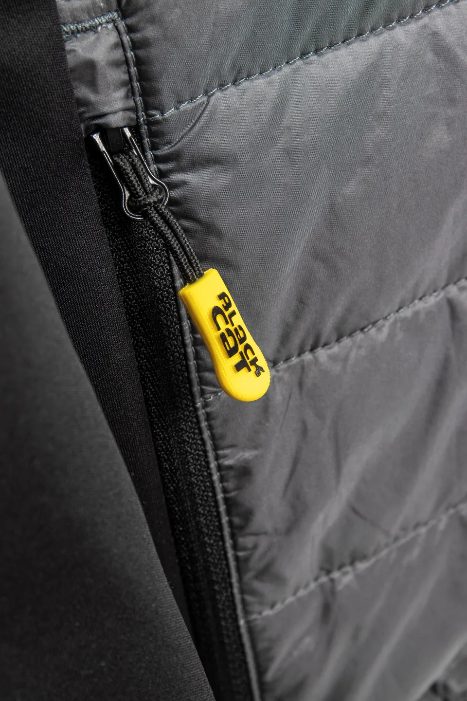 Black Cat Cat Shield Hybrid Top M