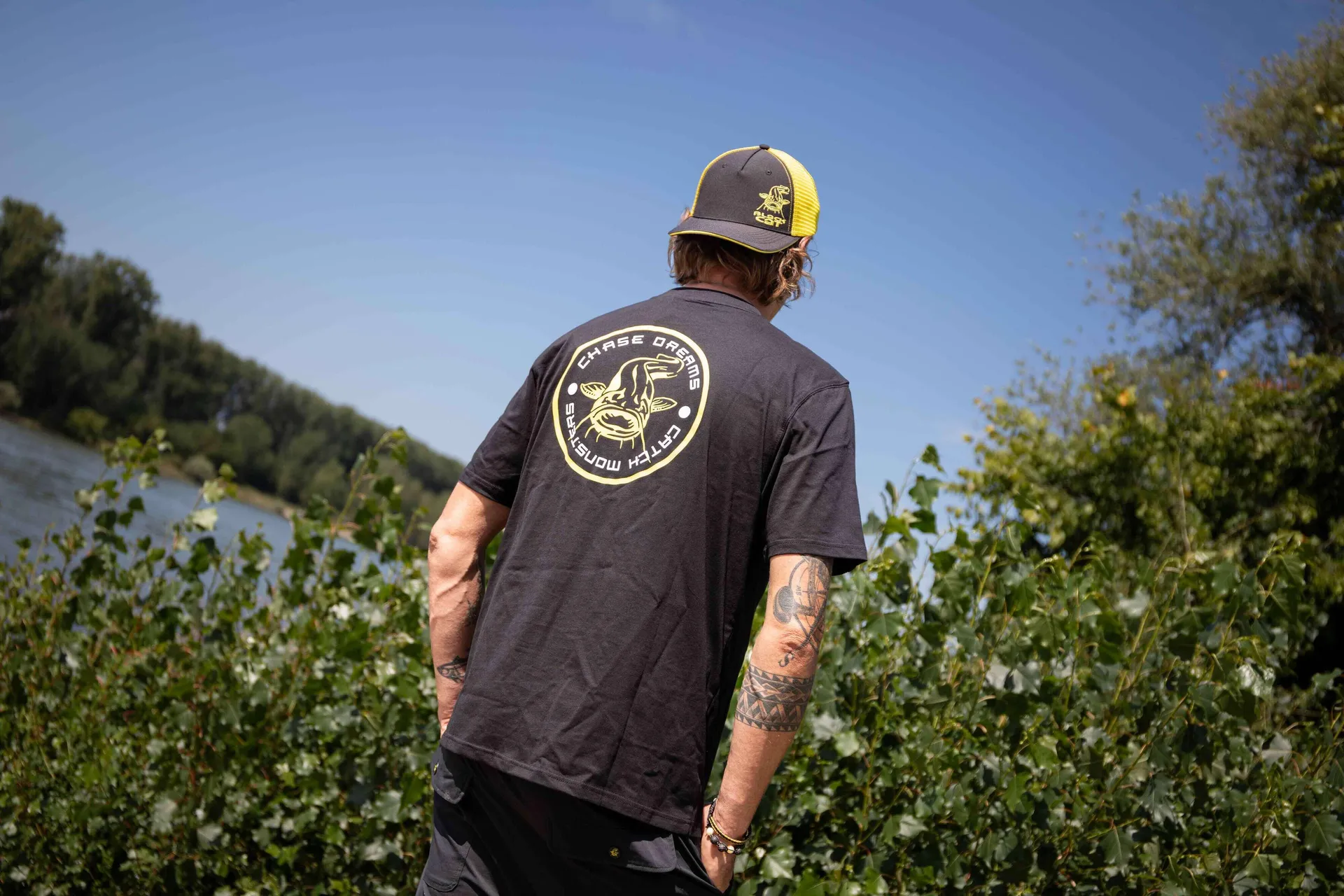 Black Cat Chase Dreams Black Tee M