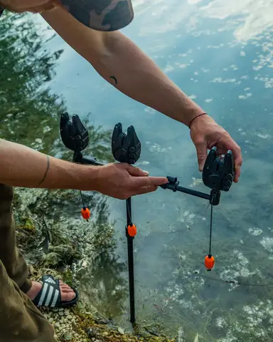 Fox Black Label QR Buzz Bar 3 Rod Adjustable 25–28cm Aluminium