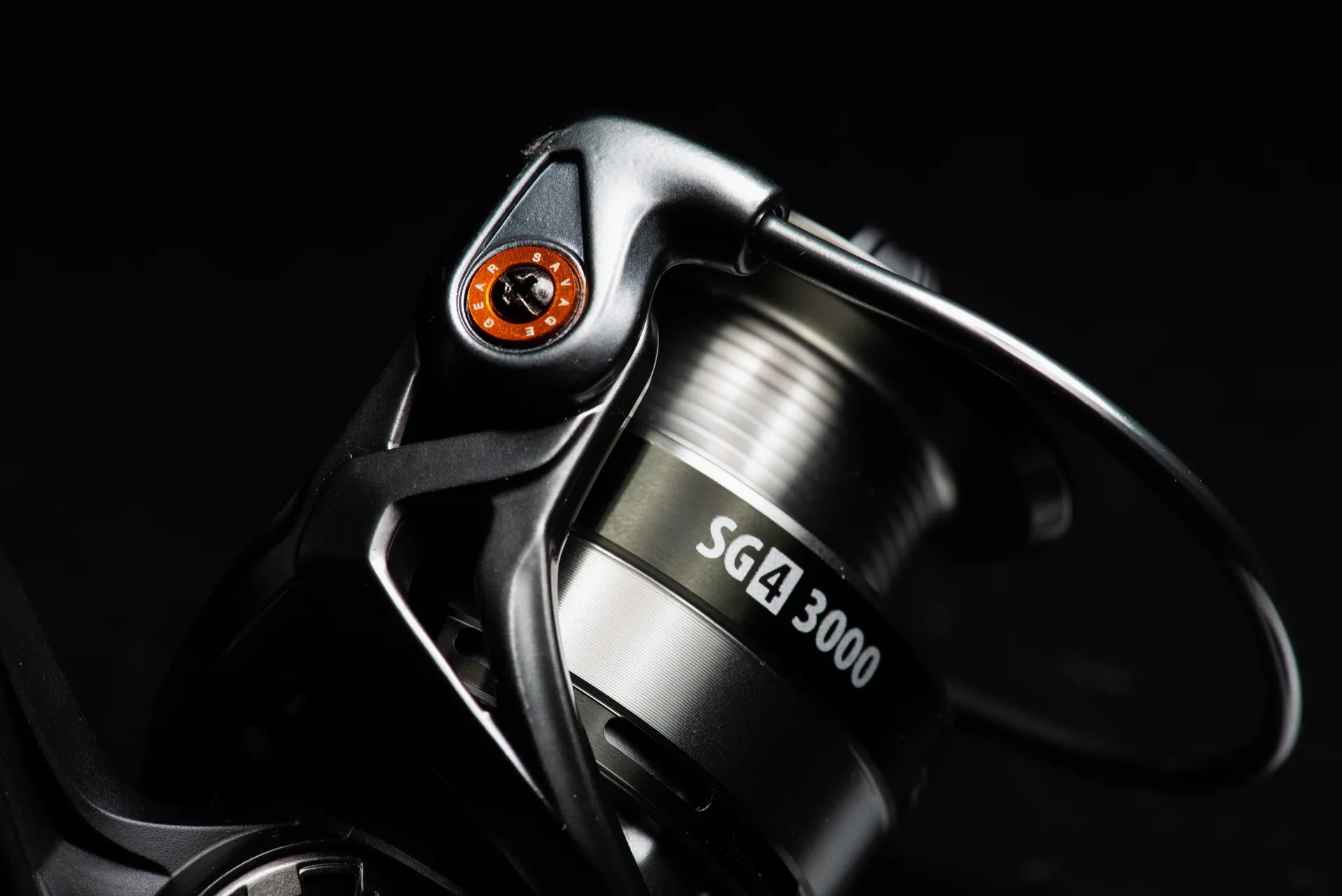 Savage Gear SG4 Stationärrollen 2500 710g Diecast aluminium handle 8+1 Aluminium